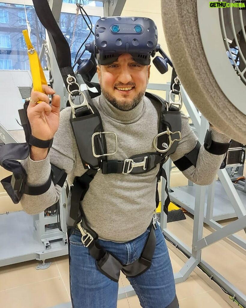 Ararat Keshchyan Instagram - Наверное, это единственный способ для меня прыгнуть с парашютом. Спасибо виртуальной тренажерке рязанского училища. Еще пару поездок к десантникам, и я начну купаться в фонтанах второго августа. Рязанское Высшее Воздушно-Десантное Командное Училище