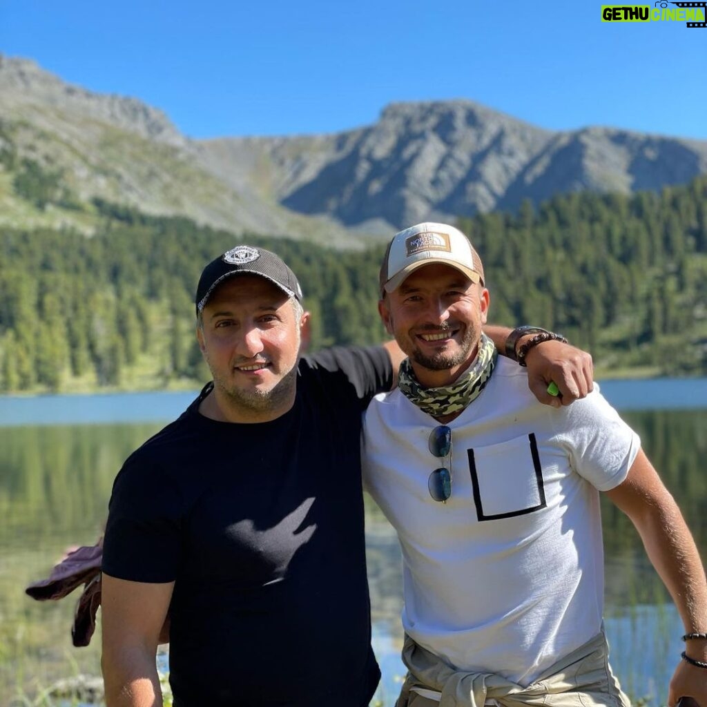 Ararat Keshchyan Instagram - Какая неожиданная встреча, и какое классное приключение. Очень рад был встрече, друг мой. @igorsivovv 👌🏼🤟🏼😎 #рудн #4татарина #алтай Каракольские озёра