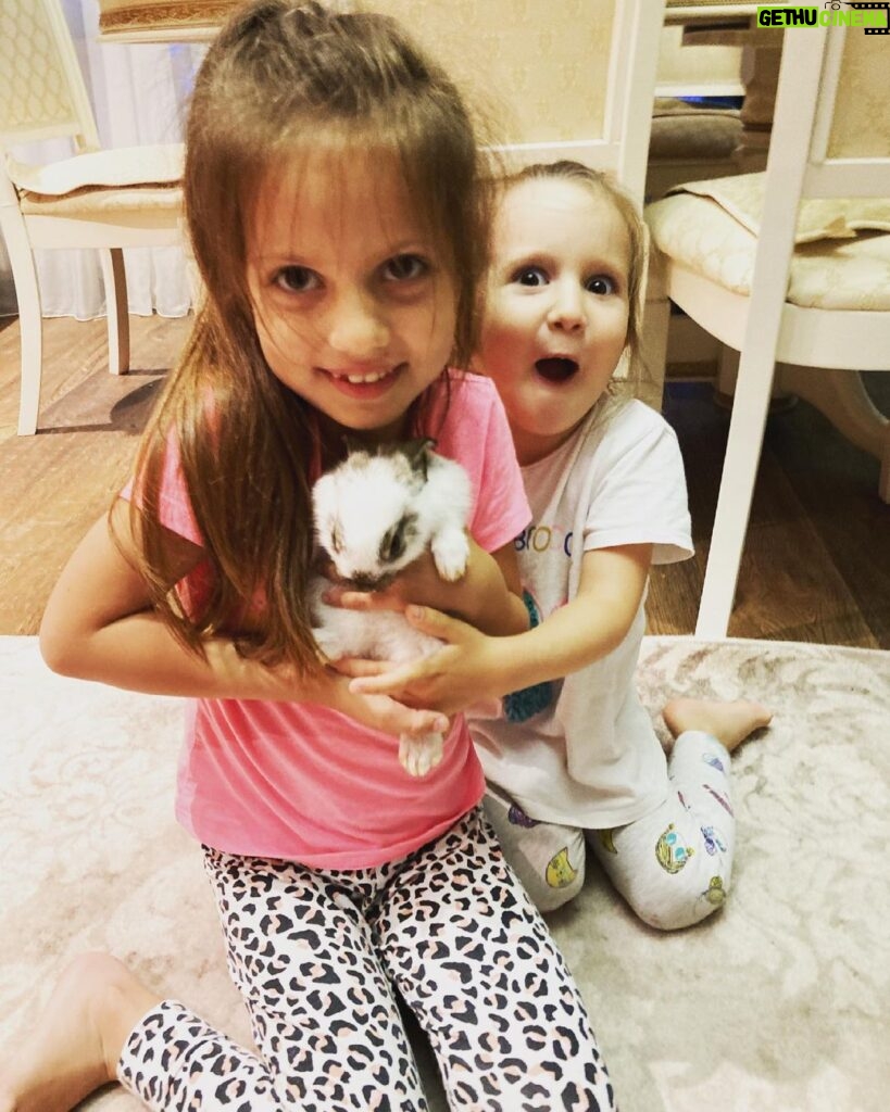 Ararat Keshchyan Instagram - У детей счастье. Чего не скажешь о кроликах. 😁 #ЕваАраратовна #ДианаАраратовна