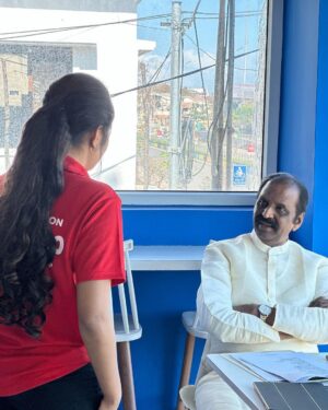 Archana Ravichandran Instagram - Look ! Whom i bumped into amidst the shoot😍
@vairamuthuoffl @jackmillercafe