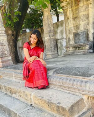 Archana Ravichandran Instagram - Had such an amazing day exploring the architecture of our ancient tamil emperors. This day was such an eye opener for me and it also made me feel proud that I’m a Tamilian whose ancestors were full of vision with such a revolutionary architectural intelligence. 
I would suggest everyone to go explore these places and know our history which will make us appreciate our ancestors which would lead us to compare the lives they left for us and the life we are living right now.  Surprisingly I’m shocked to see we are nowhere near to the life they led on those days. This makes me ask myself a question. Am I right track ? What is my vision ?  What will i leave behind for my future generations ? This was not yet another temple visit for me. This was my first ever visit to a historic place. This day was an absolute stunner for me. 
I also feel really happy to share this with you guys (if you really had the time and patience to read the caption) through this medium because “yaan petra inbam peruga ivvaiyagam”.
.
.
.
.
Saree : @vinus_vogue 
Blouse : @abarnasundarramanclothing