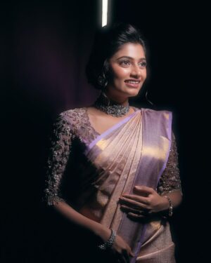 Archana Ravichandran Instagram - In a world where you can be anything, be kind ❤️🤞🏻

Team 
Saree & blouse: @zol_studio 
PC : @weddingbyprasami 
Mua : @jiyamakeupartistry 
Hair : @mani_stylist_ 
Jewels : @new_ideas_fashions 
Styling : @subikanifabint
Saree draping : @pleats_drapes ase