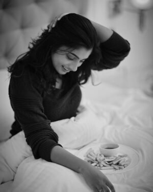 Archana Ravichandran Instagram - Morning vibes: Hearts, coffee, and cravings all in bed ☕❤🍟 #LazySunday

Mua : @jiyamakeupartistry 
PC : @dhanush__photography 
Hair : @keerthana_makeup_and_hair 
Location : @ambicaempirechennai