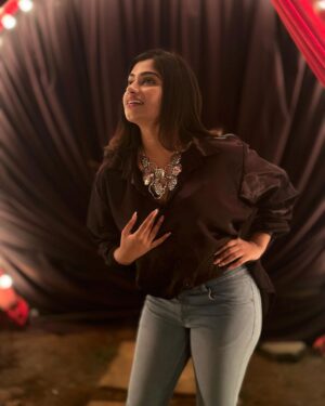Archana Ravichandran Instagram - Hate is heavy; Love is light 🪶
Choose wisely !

Outfit : @sesha_bridalwear
Styling : @_.priya.dharshini_