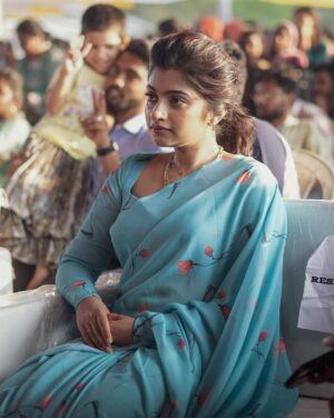 Archana Ravichandran Instagram - 🕊️✨🌎
.
.
Team
Saree : @sabiyaa_couture @the_one_inch_stylestudiio 
PC : @bathri.ramachandar 
Mua : @rakmakeupartistry 
Hair : @marysbridalstudio 
Styling : @subikanifabint