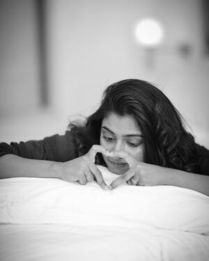 Archana Ravichandran Instagram - Morning vibes: Hearts, coffee, and cravings all in bed ☕❤🍟 #LazySunday

Mua : @jiyamakeupartistry 
PC : @dhanush__photography 
Hair : @keerthana_makeup_and_hair 
Location : @ambicaempirechennai