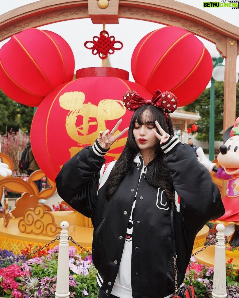 Arci Muñoz Instagram - Valentine’s day lang yan! Let it go!! 💌🫶🏻🩵❤️‍🔥🫰🏻❤️‍🩹💕❤️💙💜💔💗🖤💛💖💞💚❣️💓🧡💘😻💝👩‍❤️‍👨💏👩‍❤️‍💋‍👩💟👩‍❤️‍💋‍👨💑👩‍❤️‍👩👨‍❤️‍👨👨‍❤️‍💋‍👨🤎🤍🫀 Hongkong Disneyland
