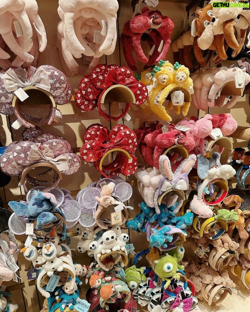 Arci Muñoz Instagram - Valentine’s day lang yan! Let it go!! 💌🫶🏻🩵❤️‍🔥🫰🏻❤️‍🩹💕❤️💙💜💔💗🖤💛💖💞💚❣️💓🧡💘😻💝👩‍❤️‍👨💏👩‍❤️‍💋‍👩💟👩‍❤️‍💋‍👨💑👩‍❤️‍👩👨‍❤️‍👨👨‍❤️‍💋‍👨🤎🤍🫀 Hongkong Disneyland