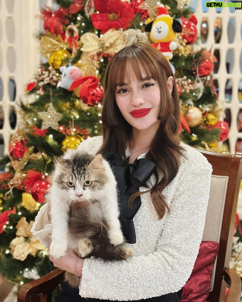 Arci Muñoz Instagram - 🎄🎁🎄🎅🏻🧑🏻‍🎄⛪️ @hm