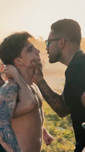 Arcrebiano Araújo Instagram - // Trabalhar com pessoas que colocam energia nesse projeto  torna tudo mais interessante e produtivo. Esse filme está sendo produzido aqui no rj, e dirigido pelo diretor @brunopereira.icbp fico muito feliz em fazer parte dessa equipe e ser convidado para esse elenco, o papi tá na AMAZON PRIME 🎥💙