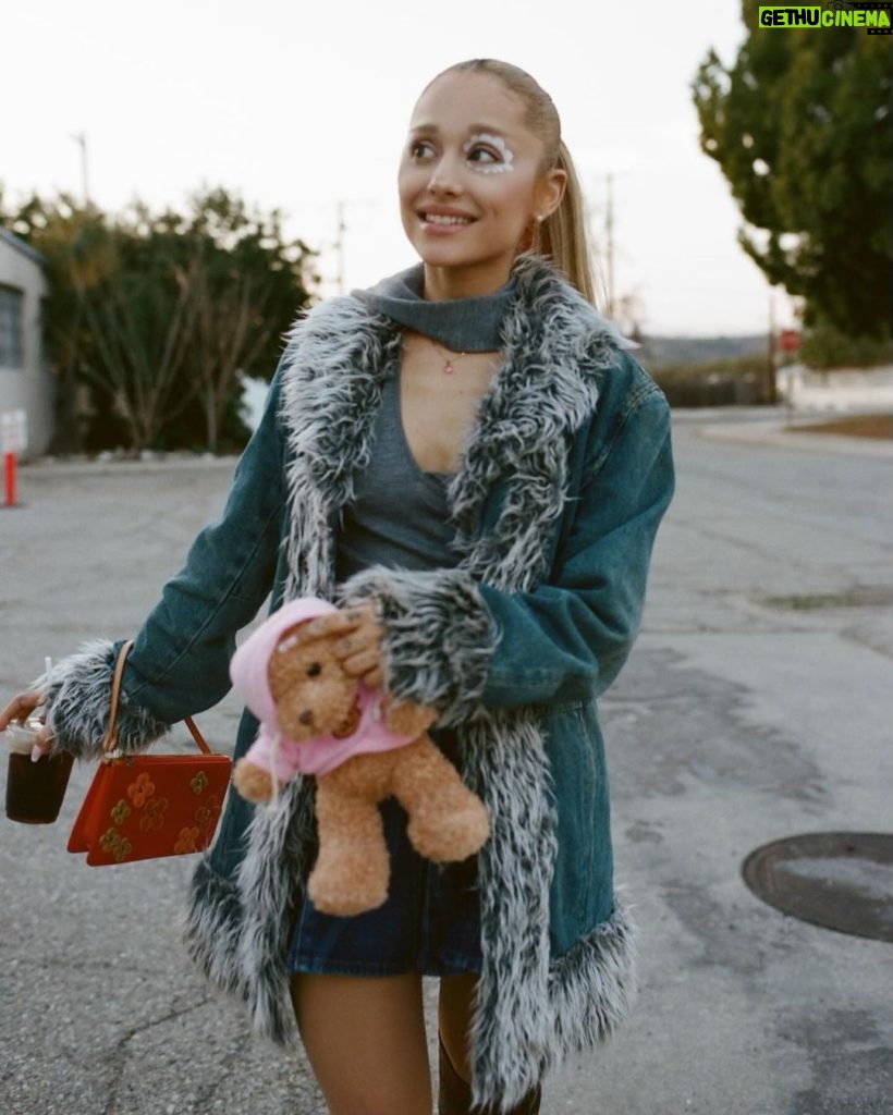 Ariana Grande Instagram - 𖦹 ☼ ｡˚“brighter days ahead” ｡˚⋆ฺ 🩺 eternal sunshine in one week (and a few hours) 🧸