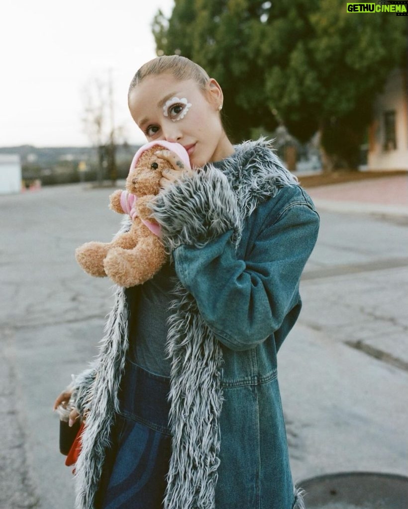 Ariana Grande Instagram - 𖦹 ☼ ｡˚“brighter days ahead” ｡˚⋆ฺ 🩺 eternal sunshine in one week (and a few hours) 🧸