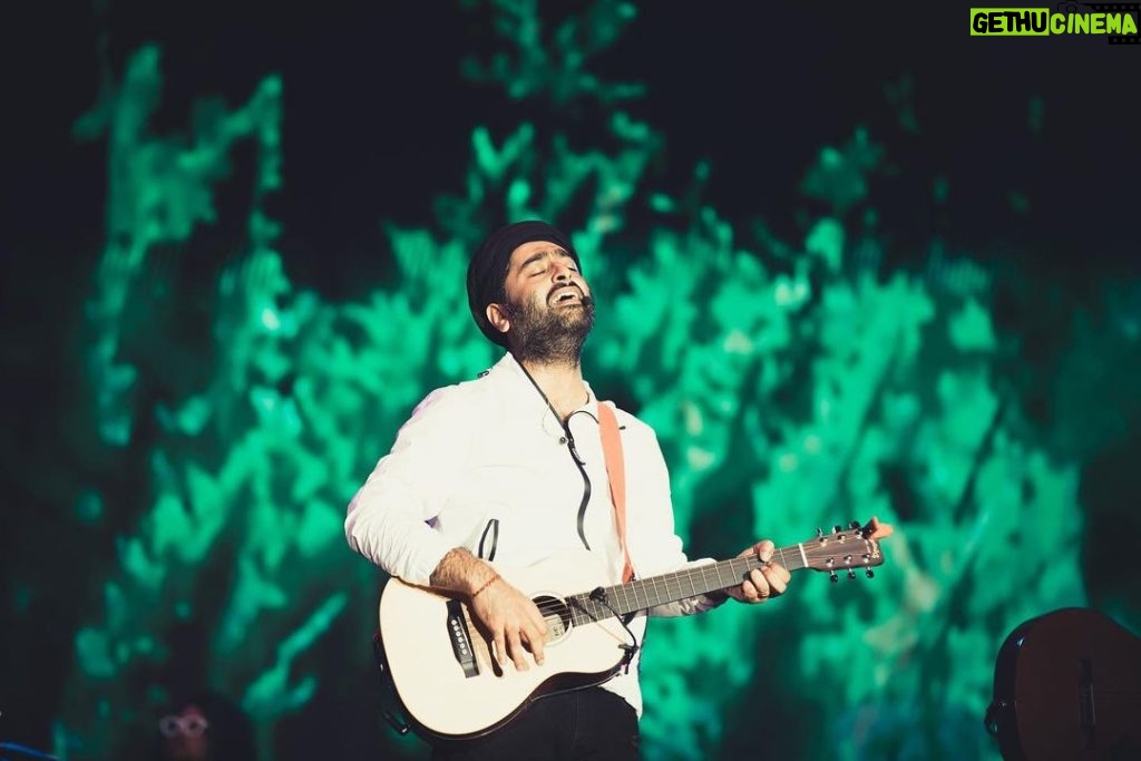Arijit Singh Instagram - Mumbai!!! I couldn’t have asked for a better start to our India tour 2022-23. The amount of love I witnessed last week can’t be described in words - Thank you for your continuous support and love and especially the unconditional love you have showered upon me for years. This unconditional love is what keeps me going, and this is just the beginning. #arijitsinghlive #arijitsinghindiatour #ASIndiatour @insider.in @hyperlink.brandsolutions @tatwamasi.foundation @tmtalentmanagement Mumbai - मुंबई