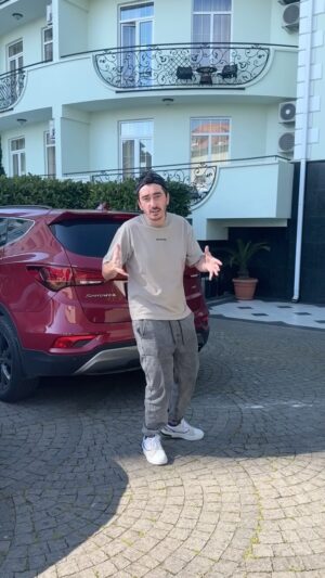 Artem Kalaydzhyan Instagram - Купили у блогера курсы как снимать Reels и сняли первый 🔥
Как вам?  Пишите свое мнение нам важно общаться с аудиторией👇🏻