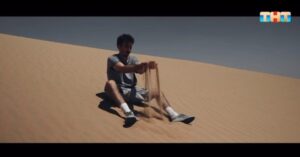 Artem Kalaydzhyan Instagram - Я в детстве всегда мечтал оказаться в лагере с детьми, но к сожалению такой возможности не было! Проект «Выжить в Дубае» просто заполнил этот пробел, я оказался в лагере с детьми из разных городов, которых совершенно не знаю, и каждый день всё лучше и лучше мы начинали понимать друг друга, наслаждались и ценили время проведенное вместо, много бессонных ночей и кайфовых душевных разговоров. Жуки, пауки, скорпионы, змеи, какие-то командные игры, обиды, слёзы, примирения, всё как в идеальном детстве )! 
Летом я уезжал к бабушке в деревню, там знакомился с приезжими из разных городов детьми, и был с ними каждый день от рассвета до заката, мы бегали по деревенской улице, где крайне редко ездили машины, я просто молился и просил бога что б не увидел как на улицу заезжает автомобиль, если заезжала машина это значило что лето уже кончается и за кем-то из нас приехали родители. Кого-то из детей раньше забирают домой, в этот момент ощущение что у тебя украли мир, мне казалось что его или её родители не понимают как нам хорошо и что мы должны быть до конца жизни рядом, они совершено бездушно одним днём приезжали и забирали моих друзей и подруг, до слёз было обидно, потому что мы по деревом шелковицы клялись всю жизнь быть рядом друг с другом, но взрослым было пофиг на наши планы!) «Выжить в Дубае» - это идеальная картинка моего детства, куда бы мы не разлетелись после проекта, мы с огромной любовью, дружбой и уважением общаемся и как дети с удовольствием бежим на встречу к друг другу! ❤️

«Выжить в Дубае» ✅ @dubai__tnt 
Идем дальше 💪🏼
А что будет дальше? 😄
Смотрите на @tnt_online 

Огромное спасибо всем создателям за этот кайф: 
@kostya_obukhov 
@boris_khanchalyan 
@tina_kandelaki 
@pavelvolyaofficial 
@liasanutiasheva 
@zharov.seva