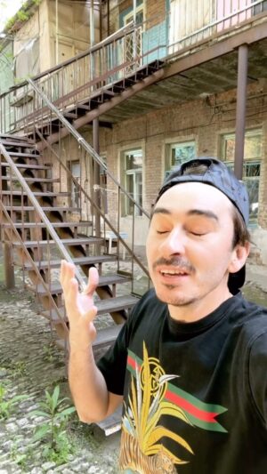 Artem Kalaydzhyan Instagram - Я один это заметил? Или вы тоже? 😃 Напишите пожалуйста в комментариях 👇🏻