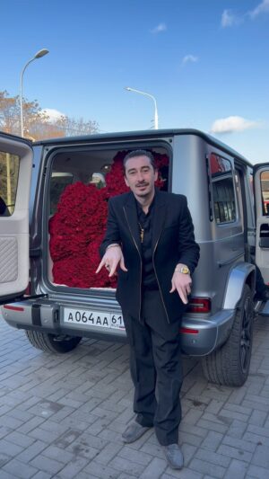Artem Kalaydzhyan Instagram - 🌹 Кому привезти?