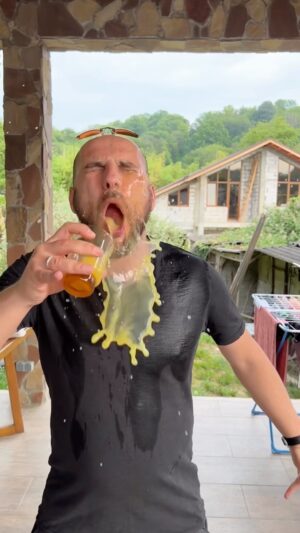 Artem Karokozyan Instagram - Видео не несёт ни какого смысла кроме юмора !