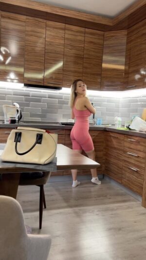 Artem Karokozyan Instagram - Долго думал какое описание оставить под этим видео, потом вспомнил результаты одного научного исследования- «человек, что-то смотрит, слушает, читает- лишь для того чтобы убедится в уже сформированных собственных суждениях» поэтому не буду вам писать, что я самый лучший и смешной  юморист всего и-нет пространства , все равно кто смотрит Xxx.. или социальные ролики ( не буду говорить от кого)  так и будут это смотреть ….ну, а кому нравится мое чувство юмора- СПАСИБО ВАМ !❤️