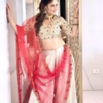 Arti Singh Instagram - Khusbu Teri chooke sinduri ho jaun❤️ Wearing @subarana.devendran @officialsdcouture