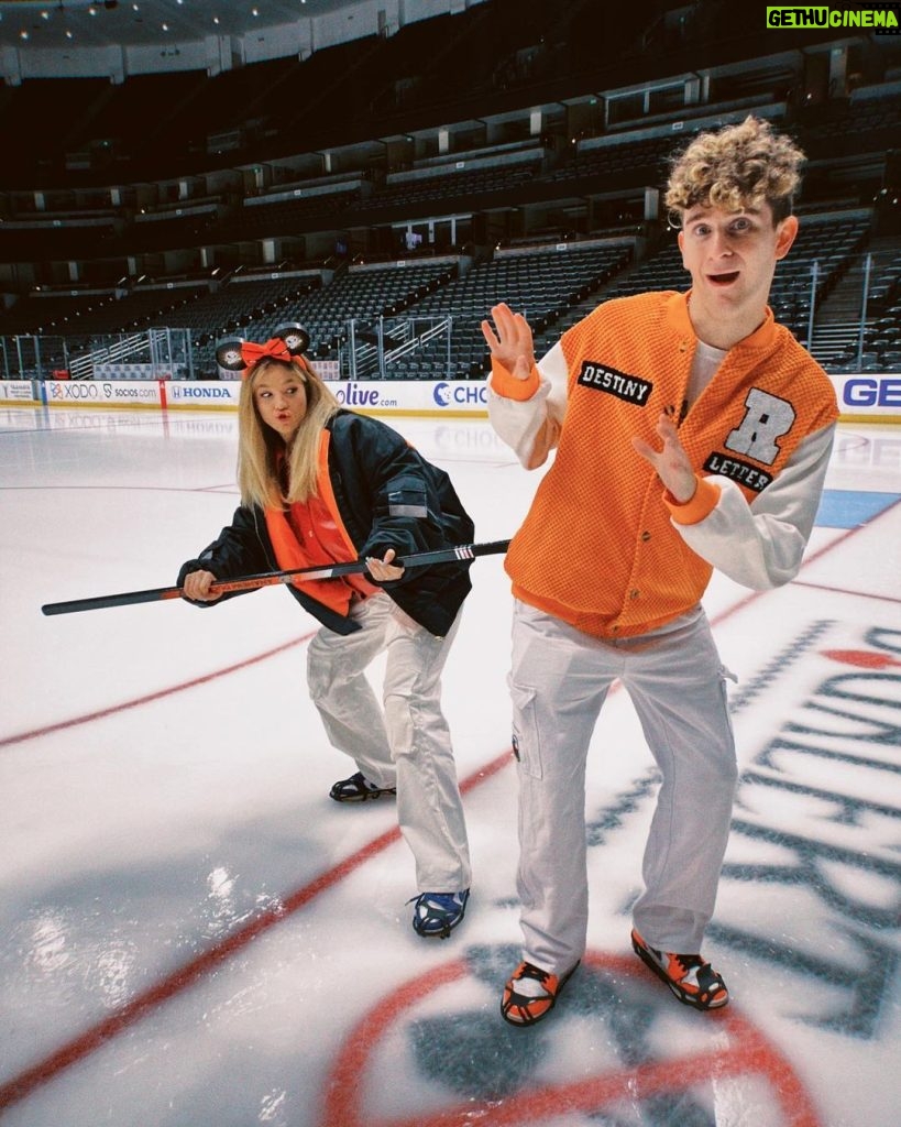 Artur Babich Instagram - My world 🧡🏒 #flytogether Los Angeles, California