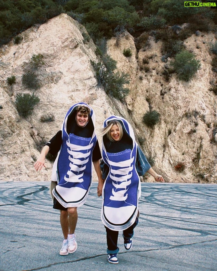 Artur Babich Instagram - Couple costumes 😂👟 Ну хоть убей, не хочется делать серьёзные костюмы на хэллоуин! В этом году только хыхыка!!! #halloween #halloweencostume #couplehalloweencostume Los Angeles, California