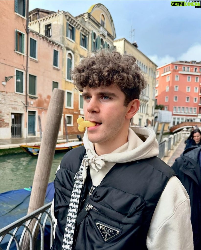 Artur Babich Instagram - это я в Венеции, решил выгулять свой новый нос❤️ паставь лайк, если раньше он был лучше, напиши комментарий если сейчас выглядит странно, сделай репост если он мне не идёт Venice, Italy