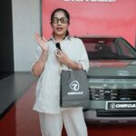 Arya Instagram - Popular television fame Arya Badai @arya.badai can’t stop raving about the Onroad magic! Watch this video to witness her Hyundai Exter looking radiant with our Sun Guard and Graphene Coating, the ultimate shields of protection. Would you like to get a similar makeover for your car too? #onroad #aryabadai #hyundai #graphenecoating #sunfilm #detailing