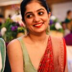 Arya Instagram - ഒരു ലോഡ് ഭാവങ്ങൾ 💀🫣 Saree @kanchivaram.in MUA and hair @vikramanvijitha #candidshot #weddingseason #sareelove #dressup #makeup
