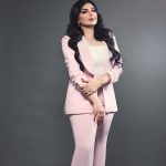 Aseel Hameem Instagram - واللي ماخذ عني صوره موحلوه خل ينتظرني راح ادزله الاقوى 👌😜 وخلو يراقب بيه ويتابعني اني الاعوفه يحلمممم يرجعني 👌 شنو اكثر مقطع حبيتو ؟😍 بوستر غلاف الالبوم المبدع @hassankfarhat ميك اب الغاليه المبدعه @noorastyleqtr هير ستايل المبدعه @ward_hairstyle ——— مجوهراتي من @abdullahsakkijha.qatar @abdullahsakkijhajewelry
