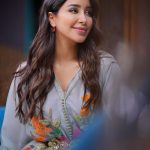 Aseel Omran Instagram - العين التي تمتلئ بك ، لن تنظٌر لغيرك حاضراً كٌنت أو غائبا” -نجيب محفوظ