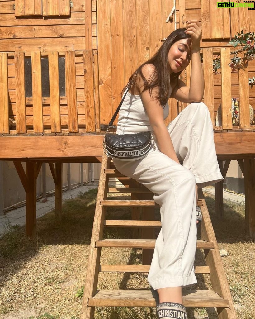 Aseel Omran Instagram - حاولت قد ما أقدر اخلي تعابير وجهي سعادة بالصيف والرطوبة😂🤦🏻‍♀️