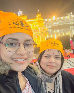 Aseema Panda Instagram - On the last day of our trip we made it to the Golden temple and completely blown away with its aura. Such peaceful atmosphere and beautiful rendition of Shabad kirtan, just winded our soul with spiritual sensations. Such a beautiful and moving experience. 🙏