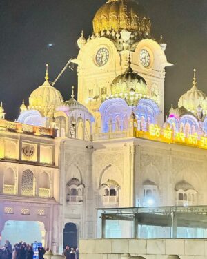 Aseema Panda Instagram - On the last day of our trip we made it to the Golden temple and completely blown away with its aura. Such peaceful atmosphere and beautiful rendition of Shabad kirtan, just winded our soul with spiritual sensations. Such a beautiful and moving experience. 🙏