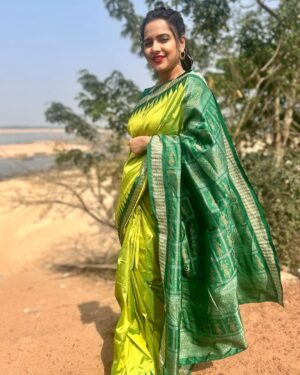 Aseema Panda Instagram - Always a handloom lover. 💖
Wearing this beautiful Handcrafted Putli Design saree from @handloom_shree .