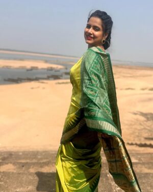 Aseema Panda Instagram - Always a handloom lover. 💖
Wearing this beautiful Handcrafted Putli Design saree from @handloom_shree .