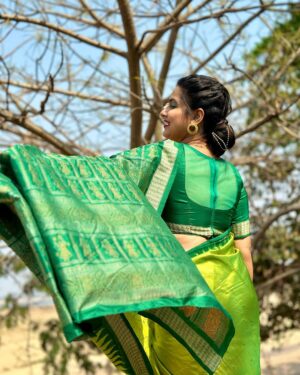 Aseema Panda Instagram - Always a handloom lover. 💖
Wearing this beautiful Handcrafted Putli Design saree from @handloom_shree .