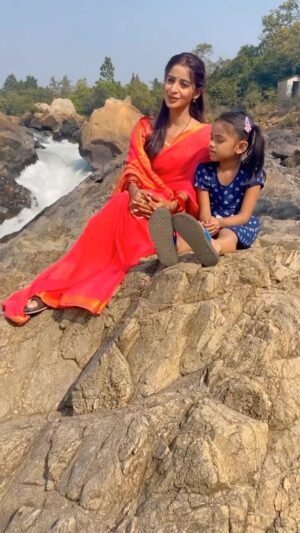 Aseema Panda Instagram - When god is your only strength 😇🙏

“ Sai tume laga nijara nijara” track from “Operaion 12/17” is out now . Lauren to the full song on @amaramuzik YouTube channel. 
Beautifully sung by the most versatile @aseema_panda di ❤️

#odiasong #operation12/17 #releasingonMarch8 #reels #reelsinstagram #trendingreels #bhajan #saibaba #sairam