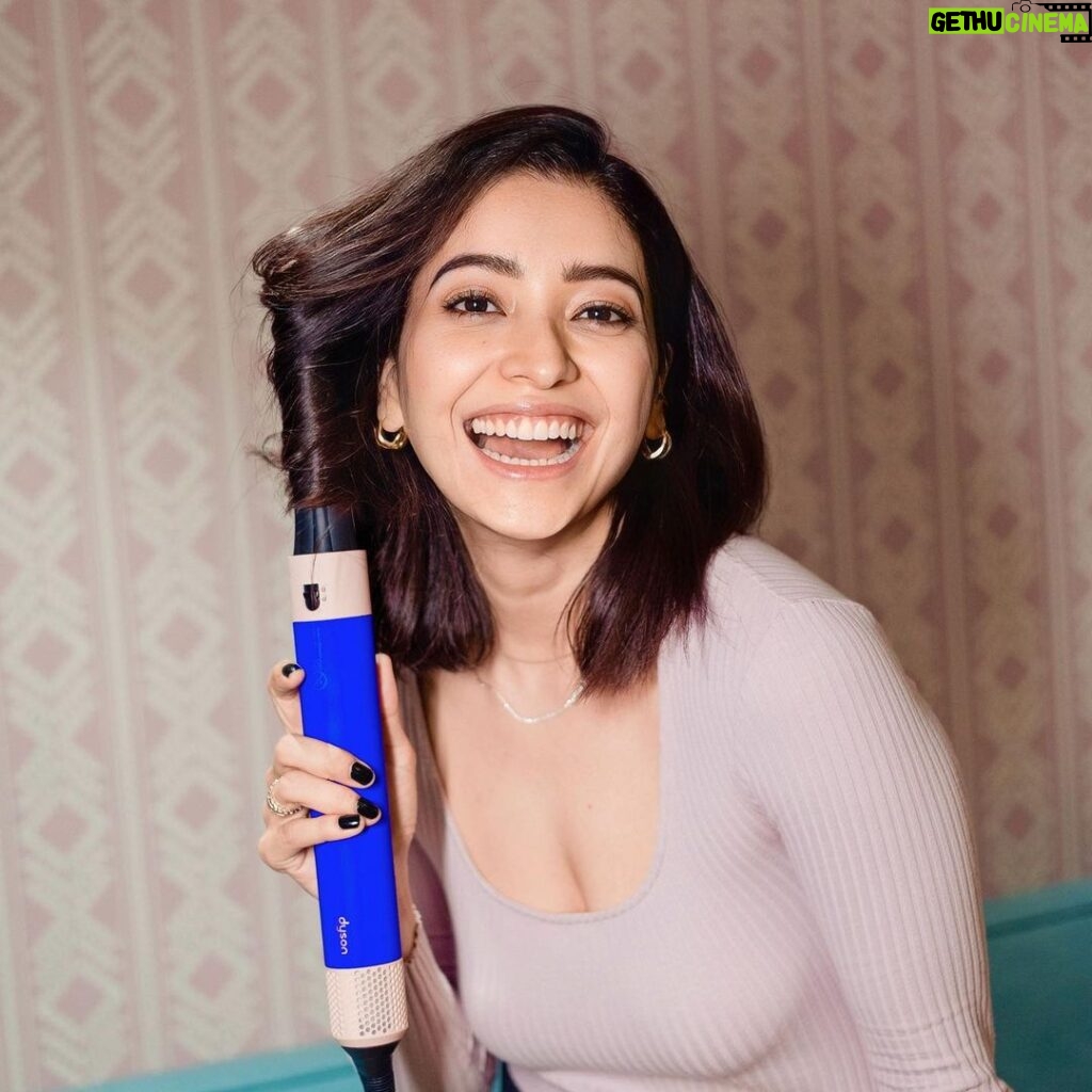 Asha Negi Instagram - Celebrating love, curls, and everything in between this Valentine’s Day. Dyson Airwrap, my ultimate date for perfect hair! 💓✨ #DysonAirwrap #DysonHair #DysonIndia #Gifted