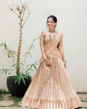 Ashika Ranganath Instagram - Akkana maduve 🤍
 
Team behind this amazing look 🤍 
Amidst my busy shoot schedule & promotions, hardly had any time to arrange the wedding looks… huge shoutout to the entire team for helping me put up this beautiful look! 

Super gorgeous outfit by @angalakruthi 
Styled by our very own sweetheart @varshini_janakiram @stilerush_by_varshinijanakiram 
Beautiful jewellery @navrathan1954 
Subtle & natural make up look @abhilasha_kulkarni 
All time favourite hairstylist @paramesh_hairstylist 
Shot by the amazingly talented & sweet @huesbyartopia 
Beautiful decor @vistaraevents