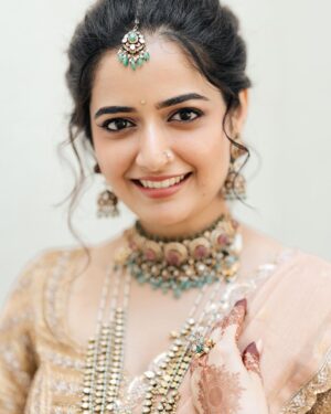 Ashika Ranganath Instagram - Akkana maduve 🤍
 
Team behind this amazing look 🤍 
Amidst my busy shoot schedule & promotions, hardly had any time to arrange the wedding looks… huge shoutout to the entire team for helping me put up this beautiful look! 

Super gorgeous outfit by @angalakruthi 
Styled by our very own sweetheart @varshini_janakiram @stilerush_by_varshinijanakiram 
Beautiful jewellery @navrathan1954 
Subtle & natural make up look @abhilasha_kulkarni 
All time favourite hairstylist @paramesh_hairstylist 
Shot by the amazingly talented & sweet @huesbyartopia 
Beautiful decor @vistaraevents