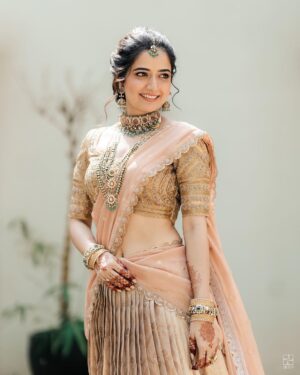 Ashika Ranganath Instagram - Akkana maduve 🤍
 
Team behind this amazing look 🤍 
Amidst my busy shoot schedule & promotions, hardly had any time to arrange the wedding looks… huge shoutout to the entire team for helping me put up this beautiful look! 

Super gorgeous outfit by @angalakruthi 
Styled by our very own sweetheart @varshini_janakiram @stilerush_by_varshinijanakiram 
Beautiful jewellery @navrathan1954 
Subtle & natural make up look @abhilasha_kulkarni 
All time favourite hairstylist @paramesh_hairstylist 
Shot by the amazingly talented & sweet @huesbyartopia 
Beautiful decor @vistaraevents