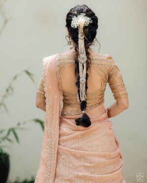 Ashika Ranganath Instagram - Akkana maduve 🤍
 
Team behind this amazing look 🤍 
Amidst my busy shoot schedule & promotions, hardly had any time to arrange the wedding looks… huge shoutout to the entire team for helping me put up this beautiful look! 

Super gorgeous outfit by @angalakruthi 
Styled by our very own sweetheart @varshini_janakiram @stilerush_by_varshinijanakiram 
Beautiful jewellery @navrathan1954 
Subtle & natural make up look @abhilasha_kulkarni 
All time favourite hairstylist @paramesh_hairstylist 
Shot by the amazingly talented & sweet @huesbyartopia 
Beautiful decor @vistaraevents