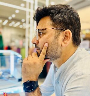 Ashok H Choudhury Instagram - जैसे तिल में तैल है ज्यों चकमक में आग तेरा साँई तुझ में है जाग सके तो जाग जाग सके तो जाग …
टूट जरा, 
बिखर जारा, 
तपती राहों में निखर जारा
बूंद नहीं, घूँट नहीं, तू तो समुंदर है, सबको बता…
बह जा रे,बाग़ी झरना बन बहजा रे, मिलना सागर से ,मनमर्जी वो कर जा रे, 
अखिर तो है मरना बह जा खल खल बह जा…
Just as there is oil in sesame seeds, and fire in flint,
Your Sai (God) resides within you, awaken if you can, awaken if you can...
Shatter a little…
Scatter a little..
Amidst the scorching paths, blossom a little.
You're not just a drop, you're not just a gulp, you are the ocean, let everyone know...
Flow, O rebel stream, flow, become a free river, meet the ocean, follow your desires,
In the end, there is death, flow and rustle, flow.."
C Right #ShivazzaFilm #upcomingsong #motivation