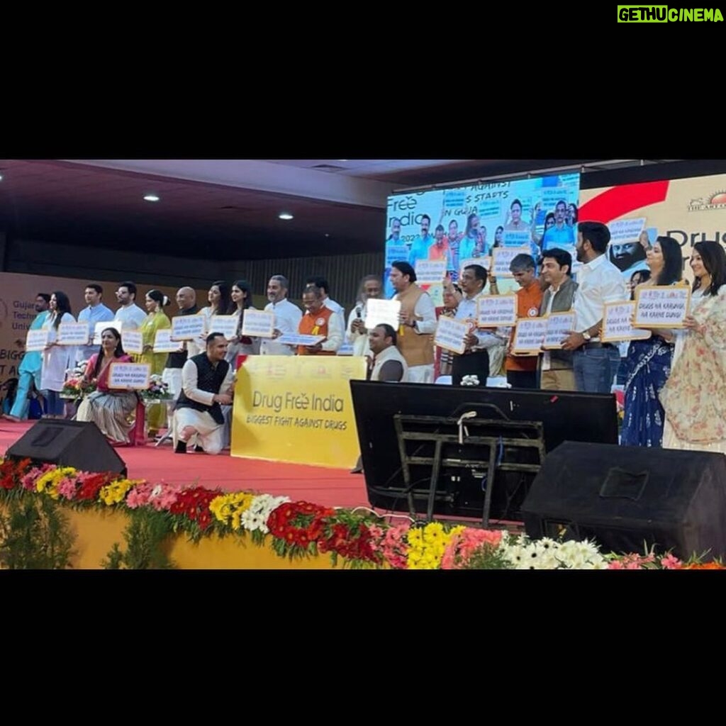 Ashok H Choudhury Instagram - Blessed to be the part of Biggest #DrugFreeIndia campaign by @ArtofLiving 5 Million People were watching live across 110 countries & Lacks of students took the pledge from different collage’s & universities #say #No to #drugs .In presence of #Gurudev @SriSri Home Ministers of Guj @iharshsanghavi singers & film fraternity people & dignitaries. #artofliving #srisri #gurudevsrisriravishankar @drugfreein @artofliving @aolswamiji @suneetameenaaddl.dcp @singerseemamishra @ashish.bagrecha @bipin_108