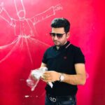 Ashok H Choudhury Instagram - चेहरे ही मुखोटे है मुखोंटे ही तो चेहरे है, अंदर का राम जला दिया कैसे बड़े दशहरे है, अपने ही आत्मा की आवाज़ हम सुन ना पाएँ पूर्ण रूप बहरे है, मन की नदी उफान पा न सकें हम दिखते कितने गहरे है, मुखोटे कोई उतार ना ले लगा दिए लाखों पहरे है, बदलते चेहरों के बीच अपने असली चेहरों को भूल मत जाना वरना बाद में सिर्फ़ अंधेरे है,थोड़े में जी लो ,थोड़ा सा जी लो थोड़े से ही बचे सवेरे है । चेहरे ही मुखोटे है मुखोटे ही तो चेहरे है।#WaahZindagi painting @roscozeus @pc @fanaaruh