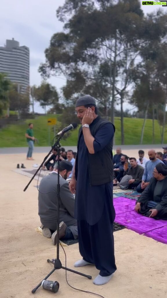 Asim Azhar Instagram - Jummah Mubarak! Truly, the best Friday ever for me, Alhamdulillah. I got the honour of giving Azaan for the Muslim community here in Melbourne, Australia. The beautiful part was that people from all sects came together & prayed. Thank you @salamfest for this special moment. Aur fikar na karain, hum sab ne Sunday ko barish na hone ki bhi dua maangi hai! 😊 Melbourne, Victoria, Australia