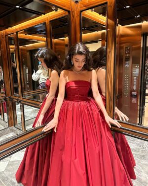 Aslıhan Güner Instagram - Heyecan dolu,büyülü bir geceden.. ♥️✨
İstanbul Galası.. ♥️
__________________
Harika ekibime çok teşekkür ediyorum♥️🙏🏻
Styling @itsardagurdal ✨
Elbise @tuvana_buyukcinar @a46tuvanam 
Saç @batuhangelisli & @cengizakdumann 
Makyaj @dilannnsen ♥️
Ayakkabı @maisonvalentino ✨
Mücevherler @terzihan 💎
Otel @conradistanbulbosphorus 💫
Ve @katicoban ✨ 
Ve @muge_bolat ✨