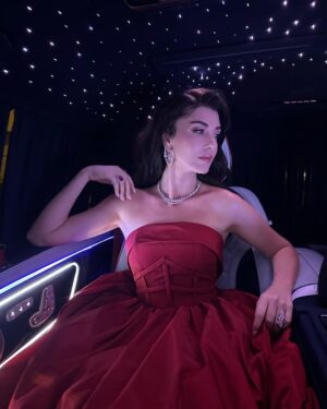 Aslıhan Güner Instagram - Heyecan dolu,büyülü bir geceden.. ♥️✨
İstanbul Galası.. ♥️
__________________
Harika ekibime çok teşekkür ediyorum♥️🙏🏻
Styling @itsardagurdal ✨
Elbise @tuvana_buyukcinar @a46tuvanam 
Saç @batuhangelisli & @cengizakdumann 
Makyaj @dilannnsen ♥️
Ayakkabı @maisonvalentino ✨
Mücevherler @terzihan 💎
Otel @conradistanbulbosphorus 💫
Ve @katicoban ✨ 
Ve @muge_bolat ✨
