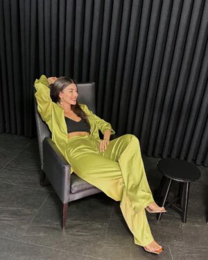 Aslıhan Güner Instagram - Bu hafta nasıl mıydı? 💥🌪️🎬
___________________
Styling @itsardagurdal ✨
Make up @serhatsenn ✨
Hair @cengizakdumann & @batuhangelisli ✨
Suits&dress @gigiiscom ✨ 
Accesories @incifer.tr ✨